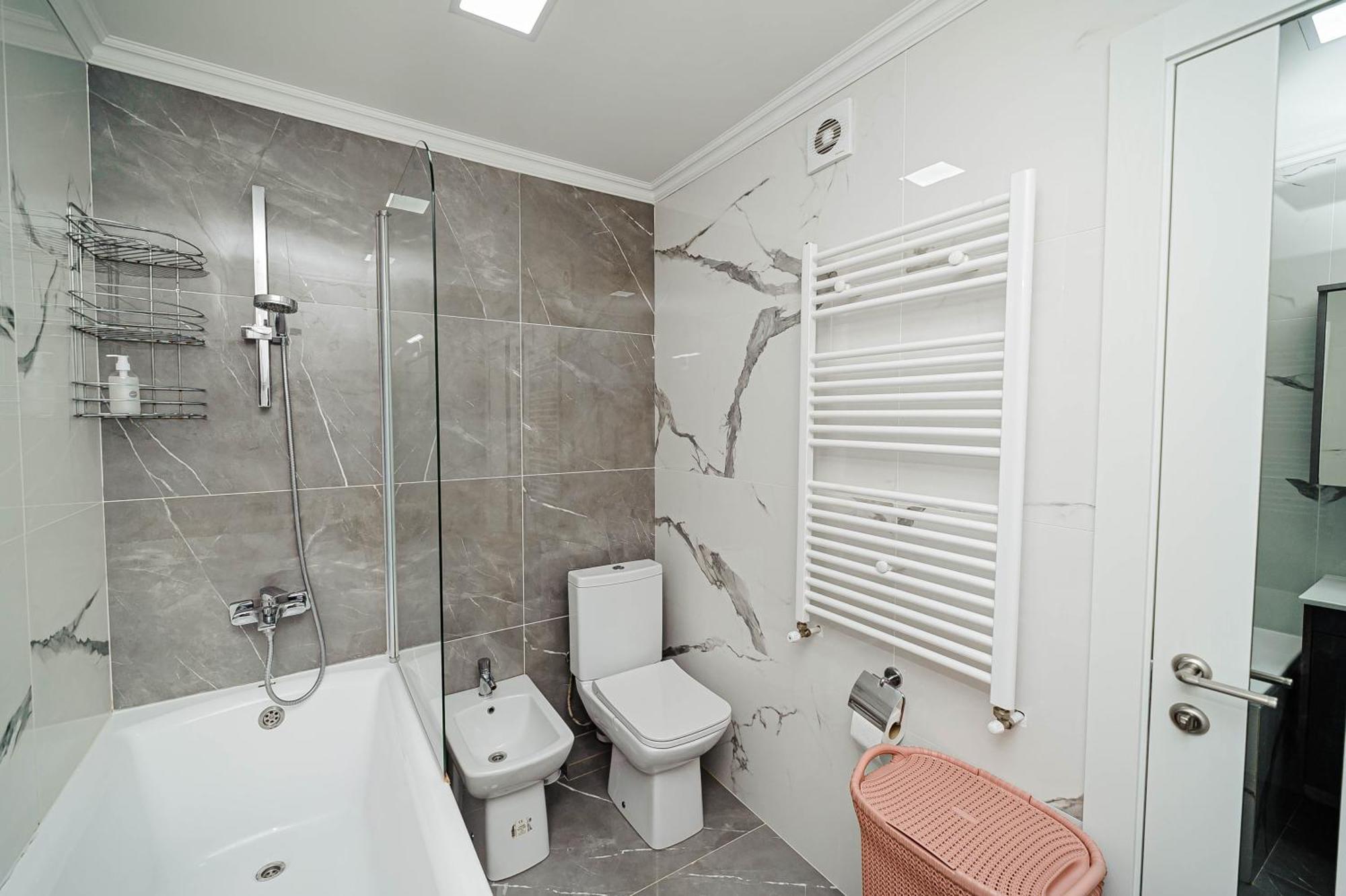 Cozy 2br Near Park! צ'יסינאו