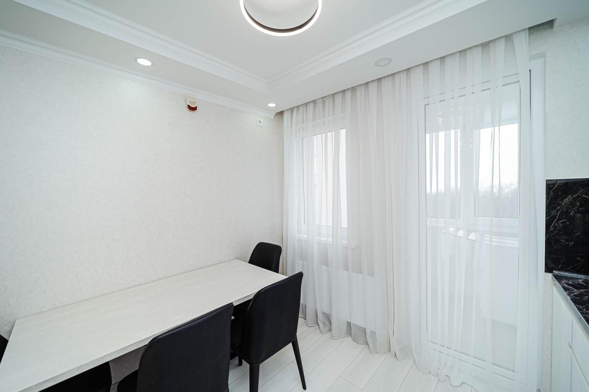 Cozy 2br Near Park! דירה צ'יסינאו